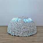 Mario Merz_Oggetto Cache-Toi_1968_ Ferro, rete metallica, truciolato, lino, tubi di luce fluorescente_h 110 cm, Dm 210 cm. Wolfsburg, Kunstmuseum© Mario Merz, by SIAE 2013. Fondazione Merz, Torino. Ph. Helge Mundt